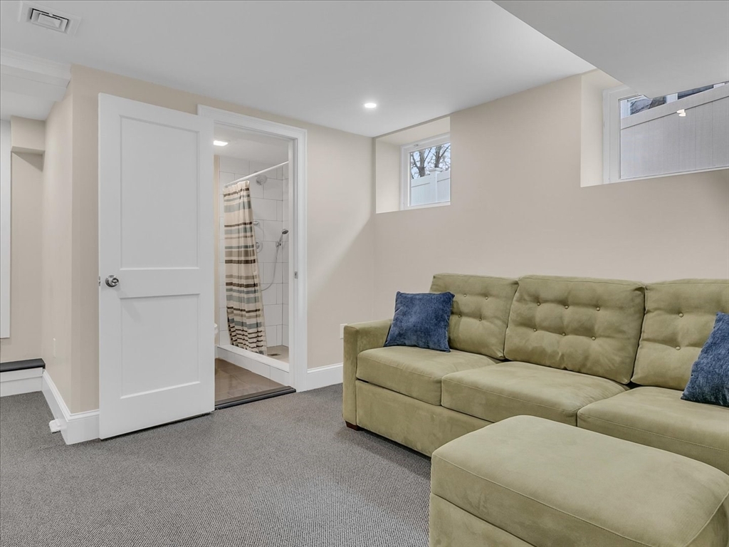 2031 Commonwealth Ave, Newton