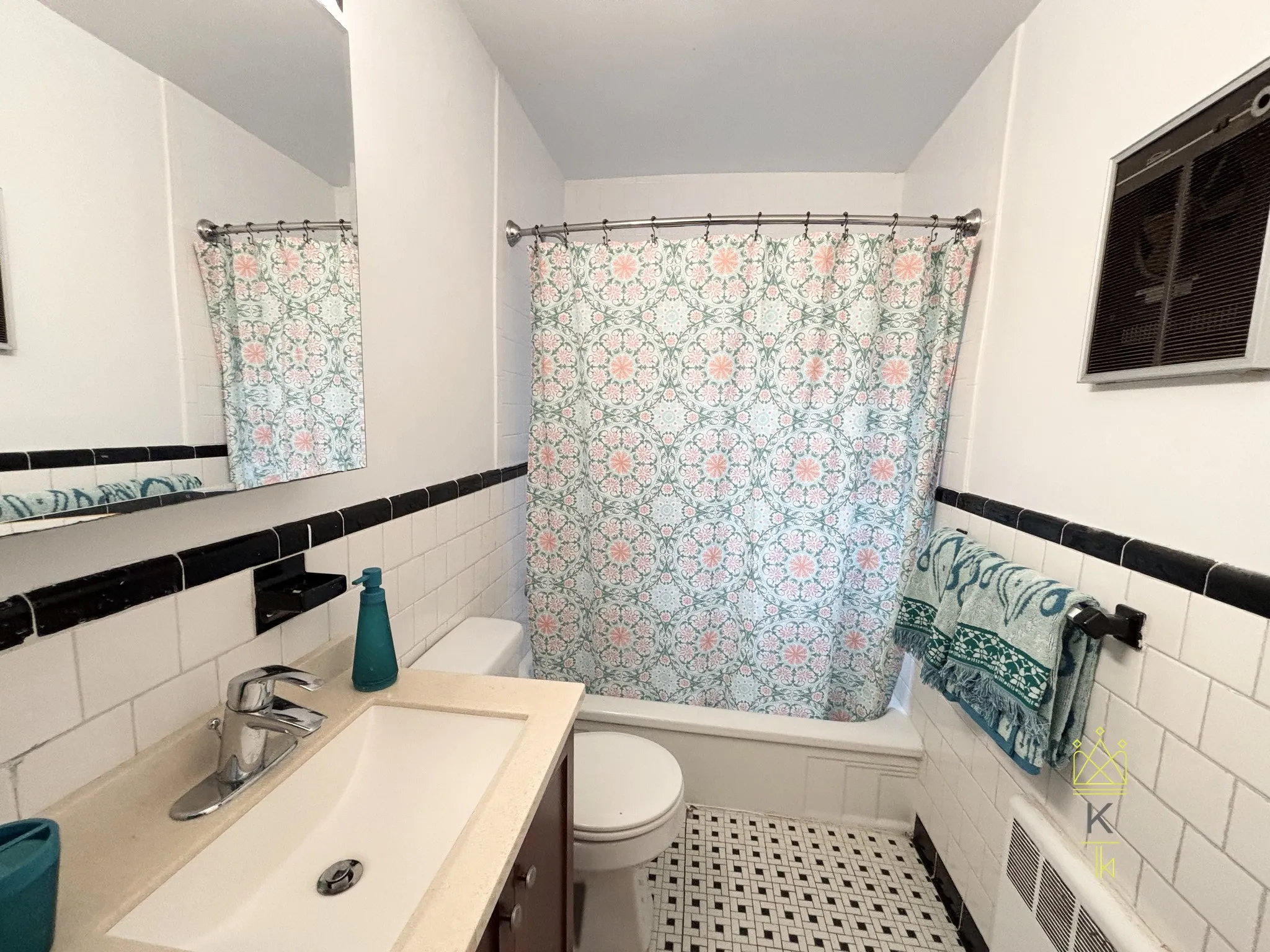 9 Reservoir Rd, Chestnut Hill