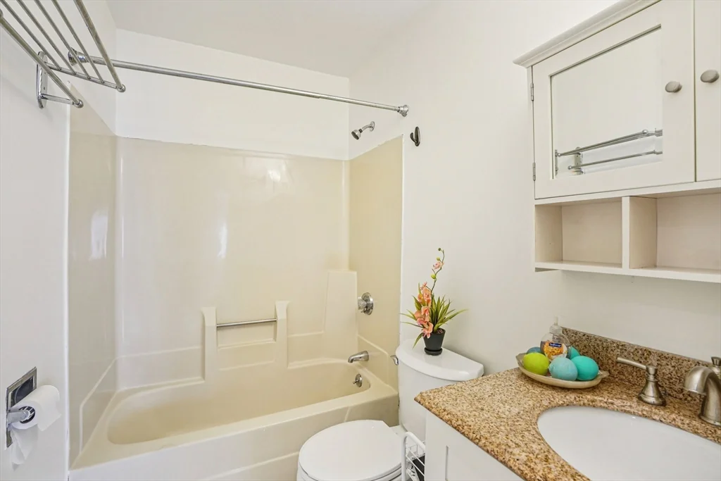 35 Desmoines Rd, Quincy