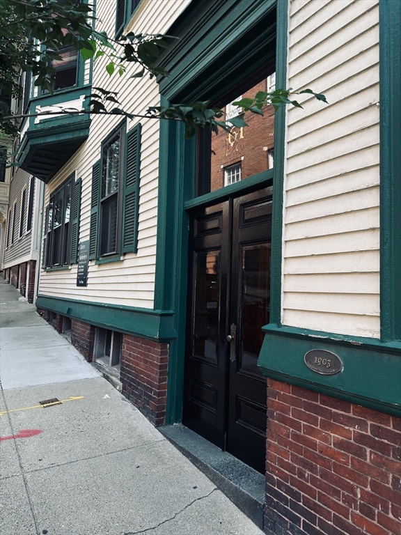 61 Monument Ave, Charlestown