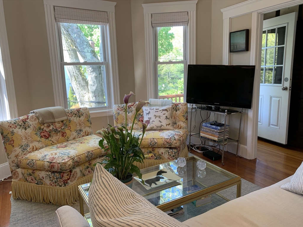 217 Reservoir Rd, Chestnut Hill