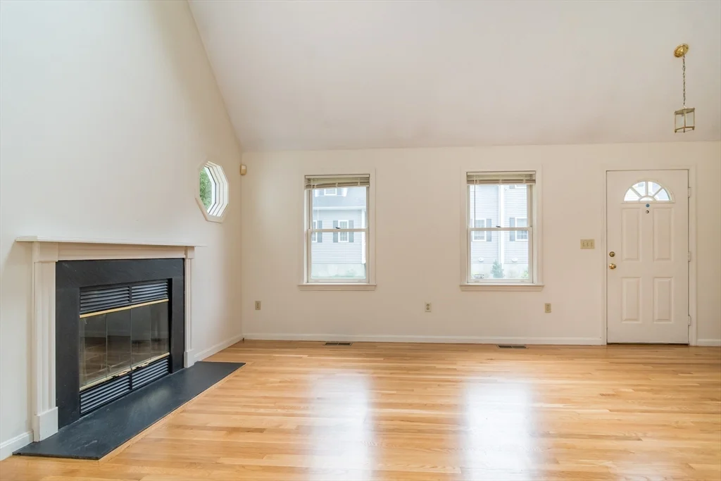 4 Randall Ct, Natick