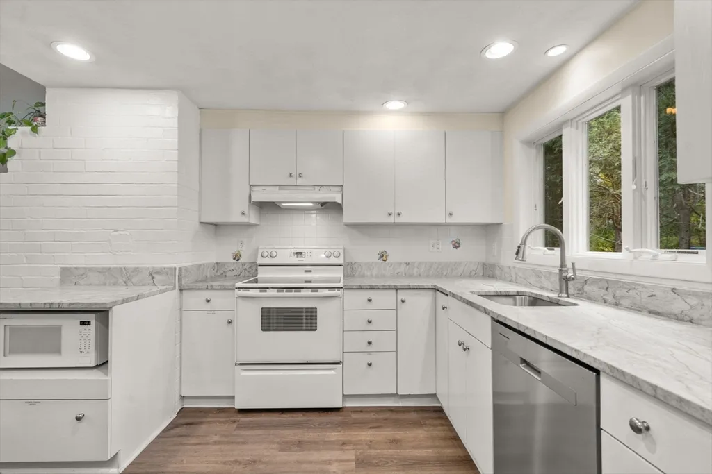 14 Corrine Dr, Framingham