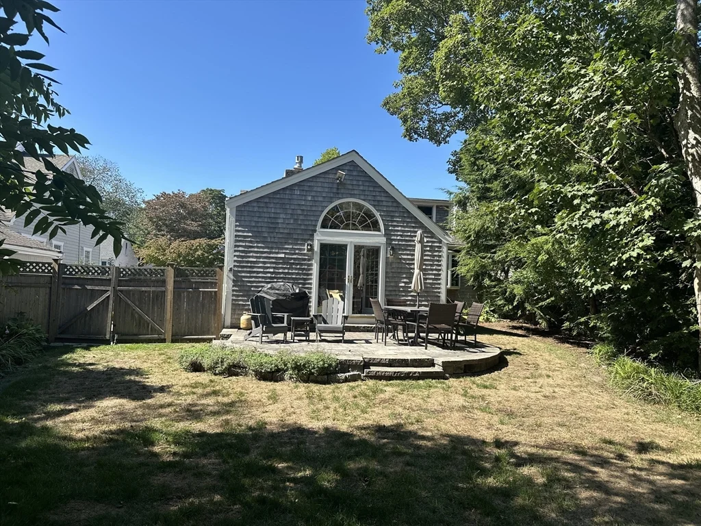 12 Pearl St, Mattapoisett