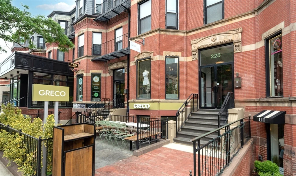 225 Newbury St, Back Bay