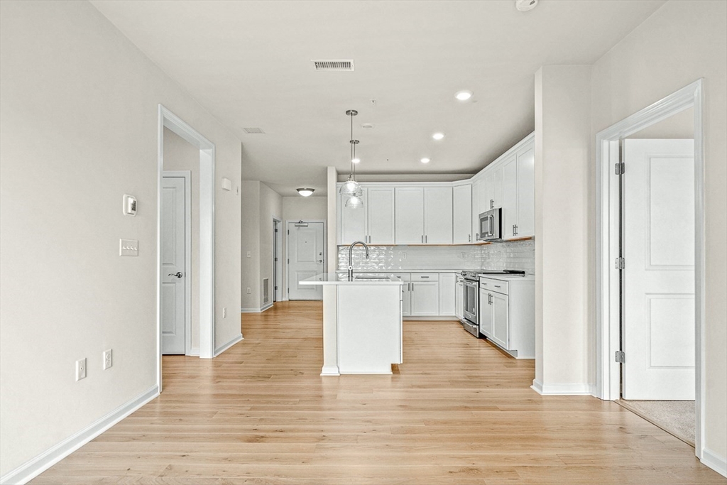 2 Stratton Dr, Woburn