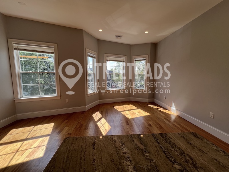 8 Islington St, Allston