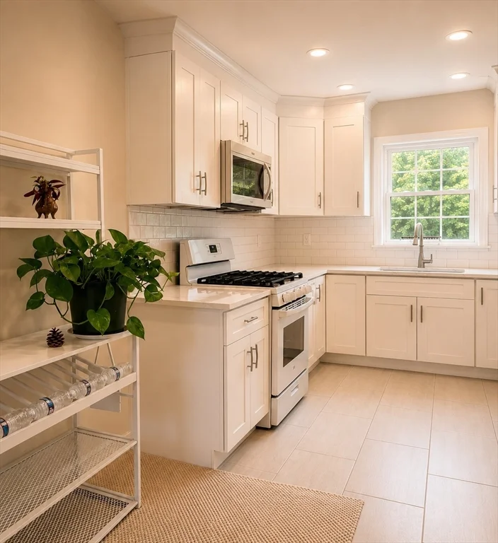 30 Lake Shore Ct, Brighton