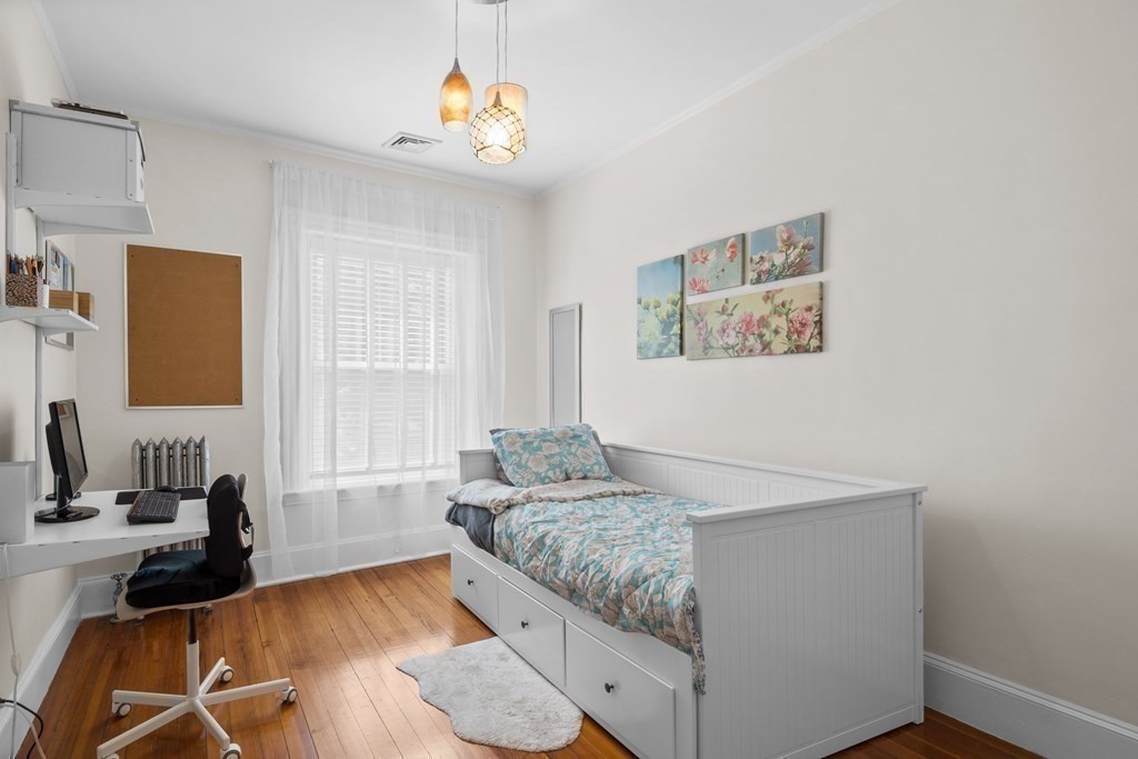 15 Grovenor Rd, Jamaica Plain