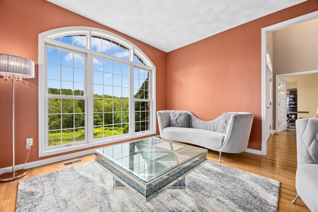 2 Arrowhead Ln, Westborough