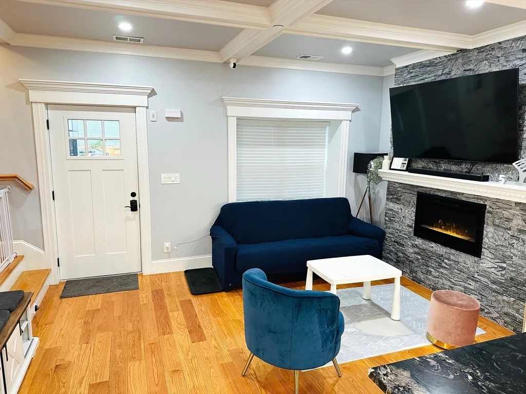 12 S Mason St, Salem