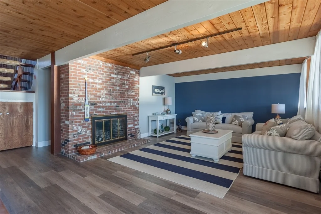 32 Eagle Hill Dr, Plymouth