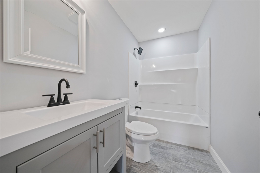 13 Broadway, Raynham Center