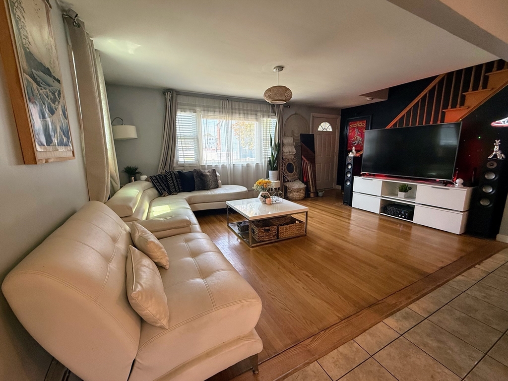 89 Bunker Hill Ave, Lowell