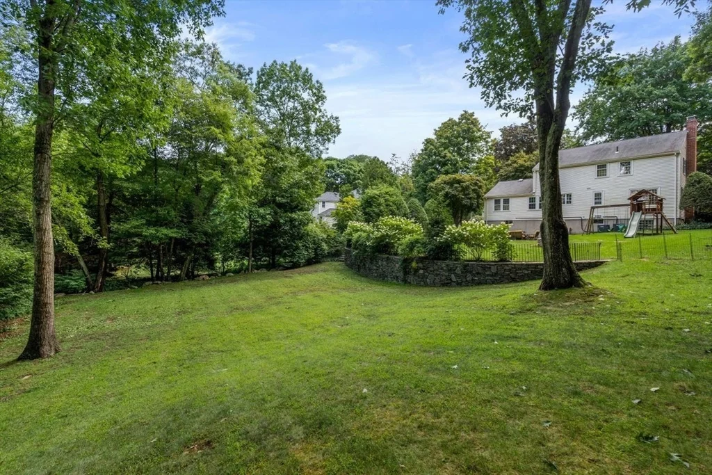 11 Nantucket Rd, Wellesley