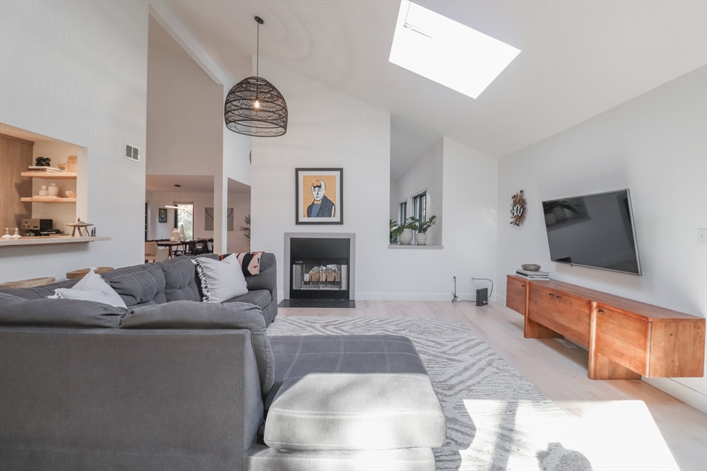 15 Thoreau Dr, Easton