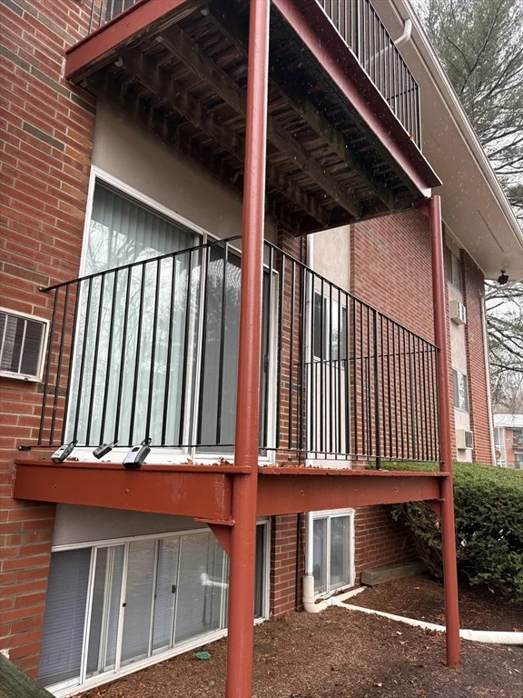 10 Longwood Dr, Andover