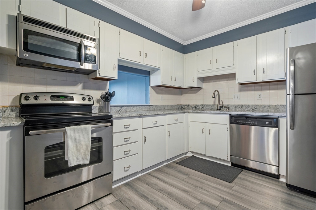 3 Summit Dr, Reading