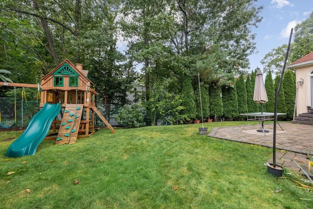 24 Carthay Cir, Newton Highlands