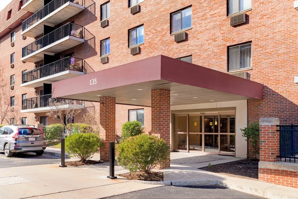 135 Pleasant St, Coolidge Corner