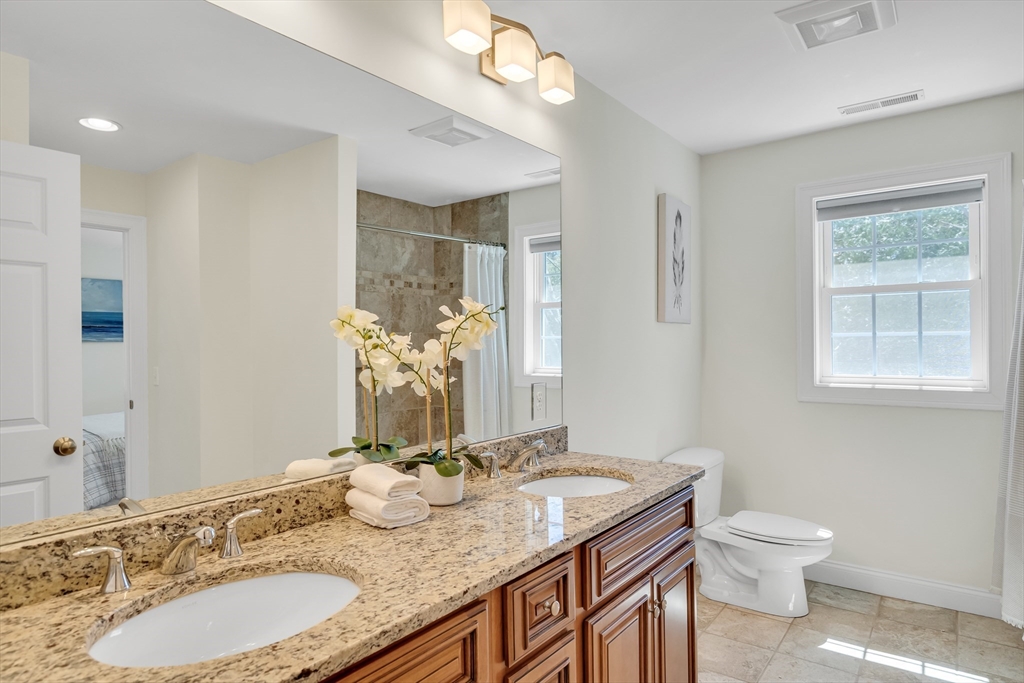 19 Bryn Mawr Rd, Wellesley