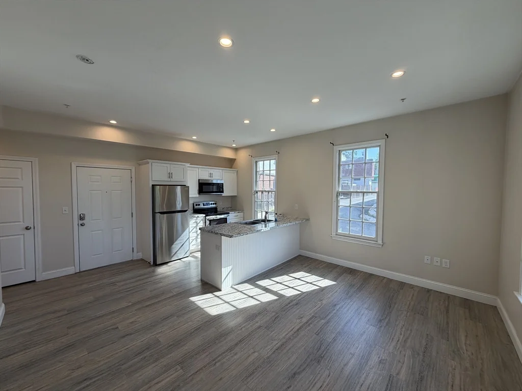 275 Broadway St, Methuen