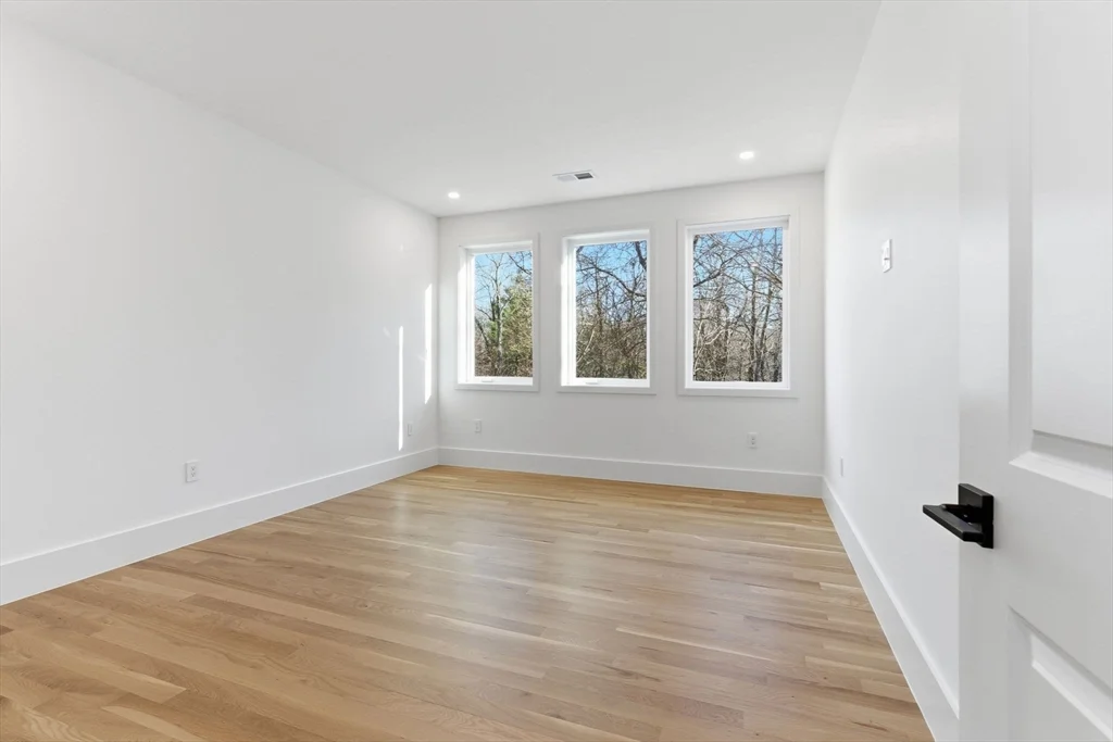 82 Louise Rd, Chestnut Hill