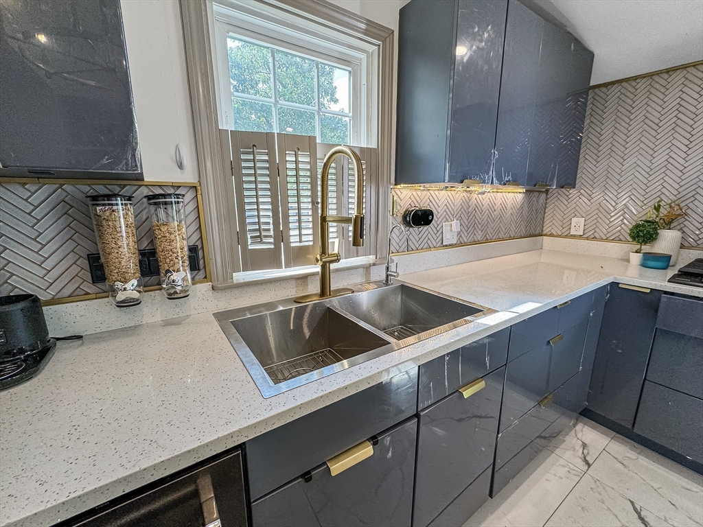 8 Greenhalge St, Medford