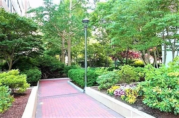 2 Hawthorne Pl, West End