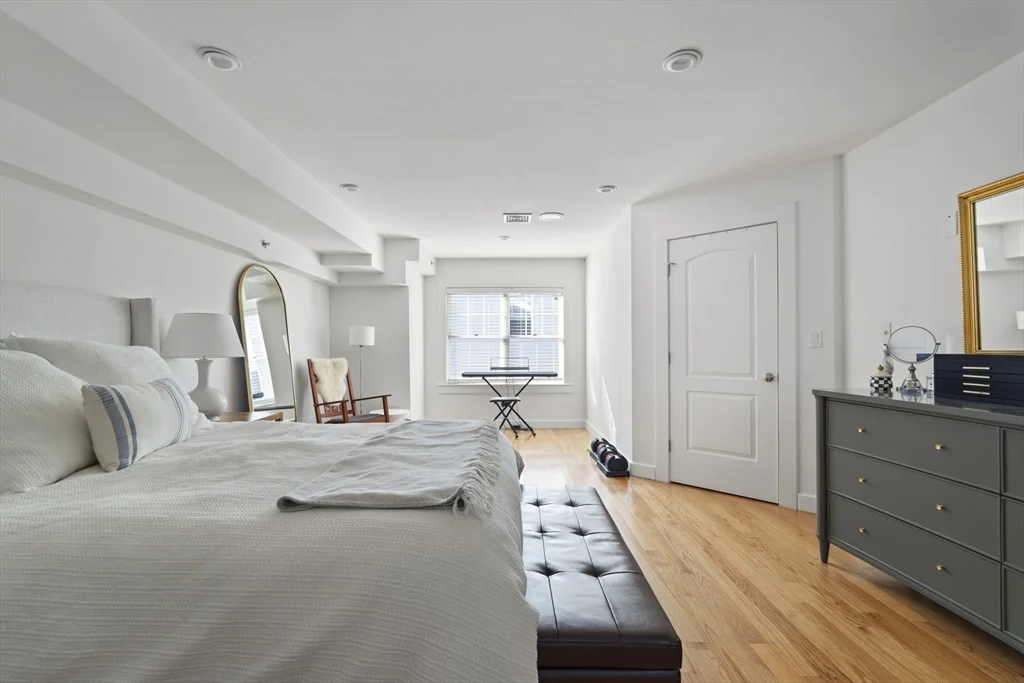 35 Middle St, South Boston