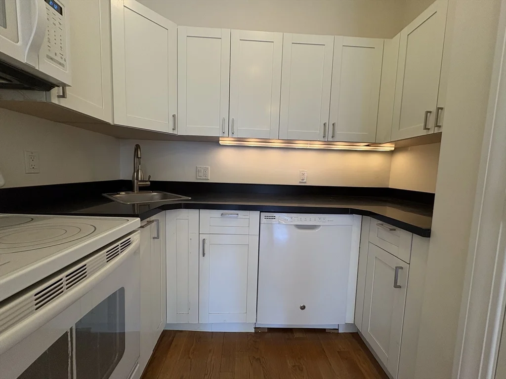 211 Newbury St, Back Bay
