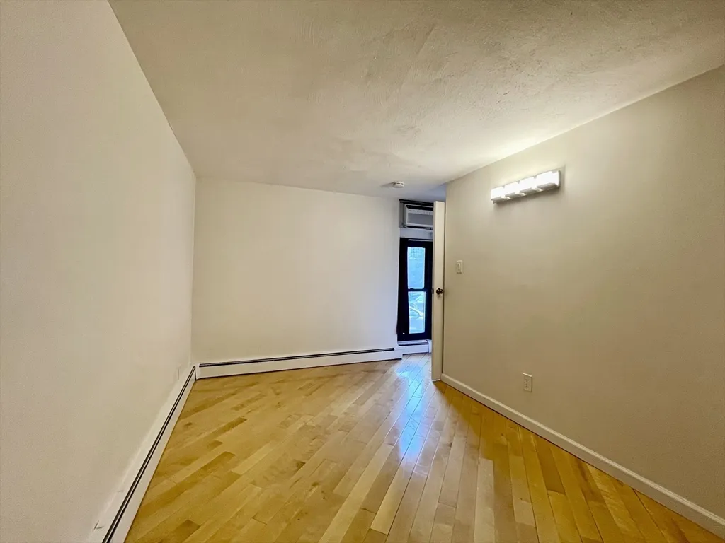 1643 Cambridge St, Mid-Cambridge