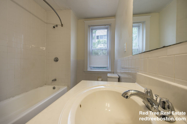 7 Barrows St, Allston