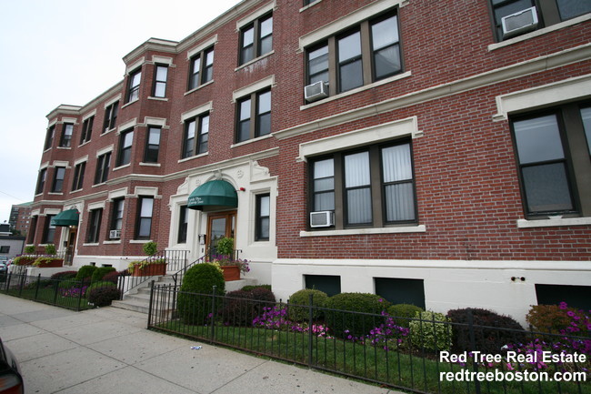 7 Barrows St, Allston