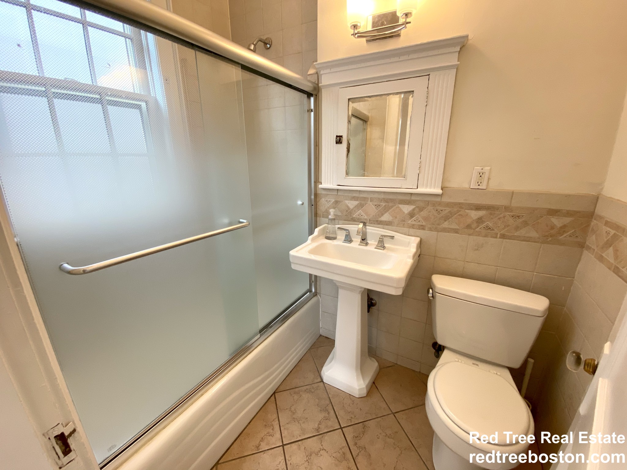 4 bed, 2 bath apartment for rent at 63 Green St Unit 2, Coolidge Corner — photo 4 of 14
