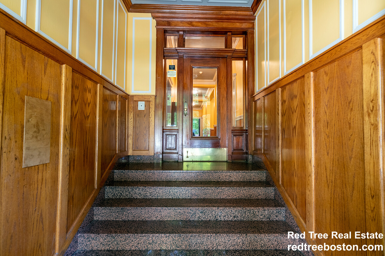 100 Queensberry St, Fenway