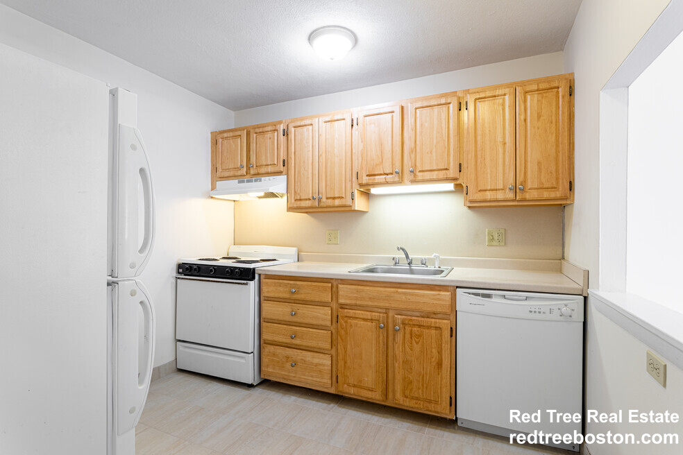 84 Gardner St, Allston