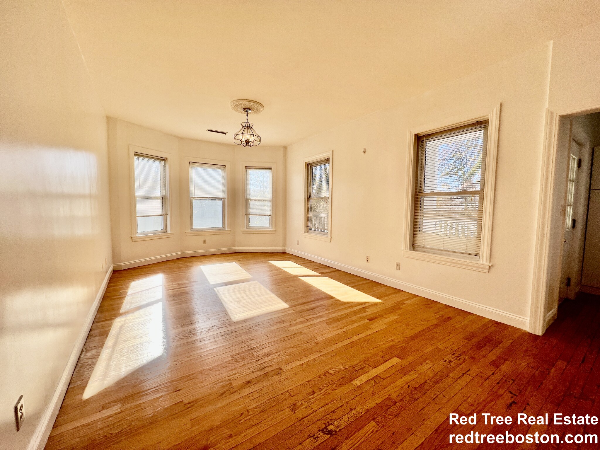 44 Champney St, Oak Square