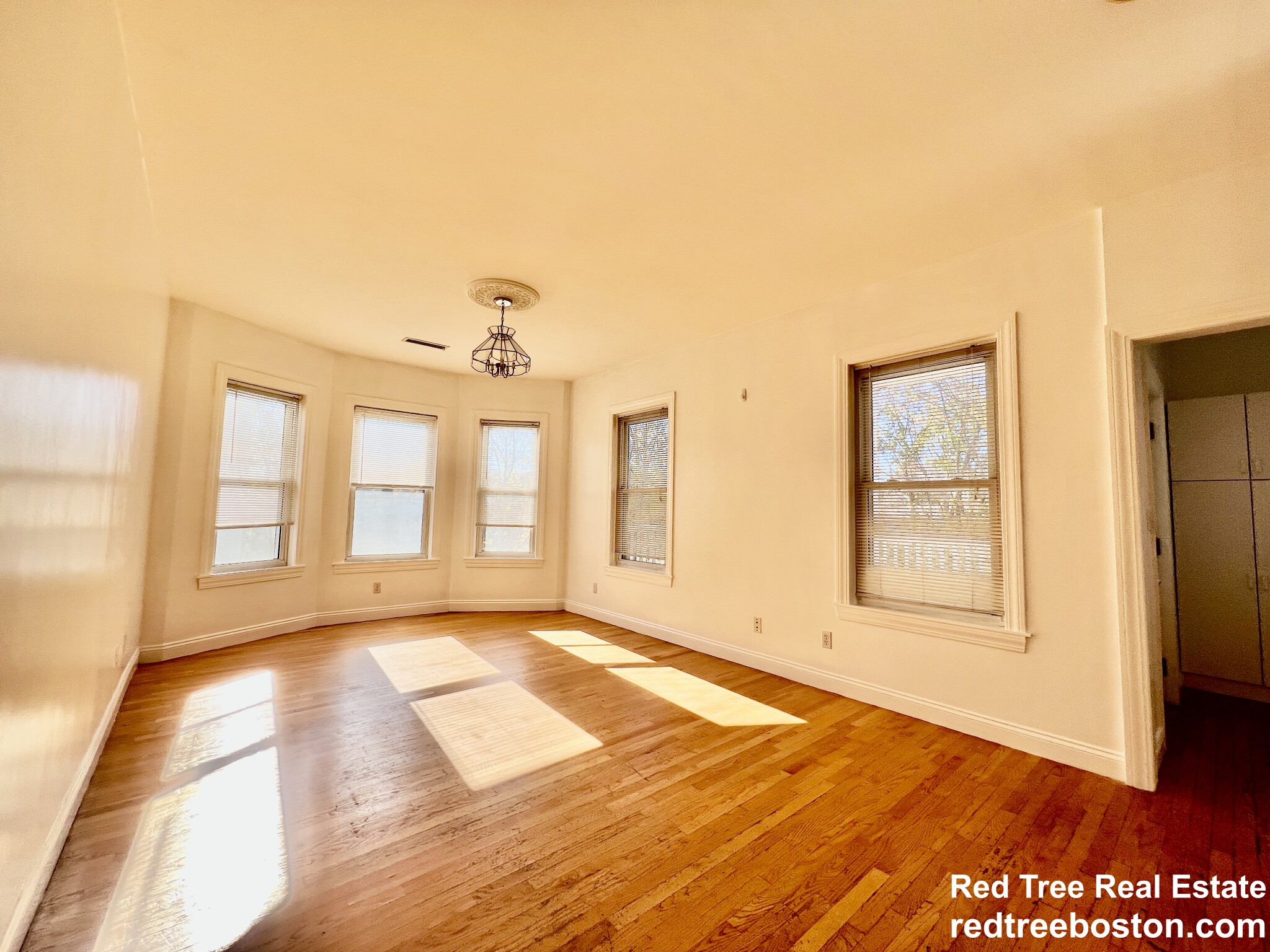 44 Champney St, Oak Square