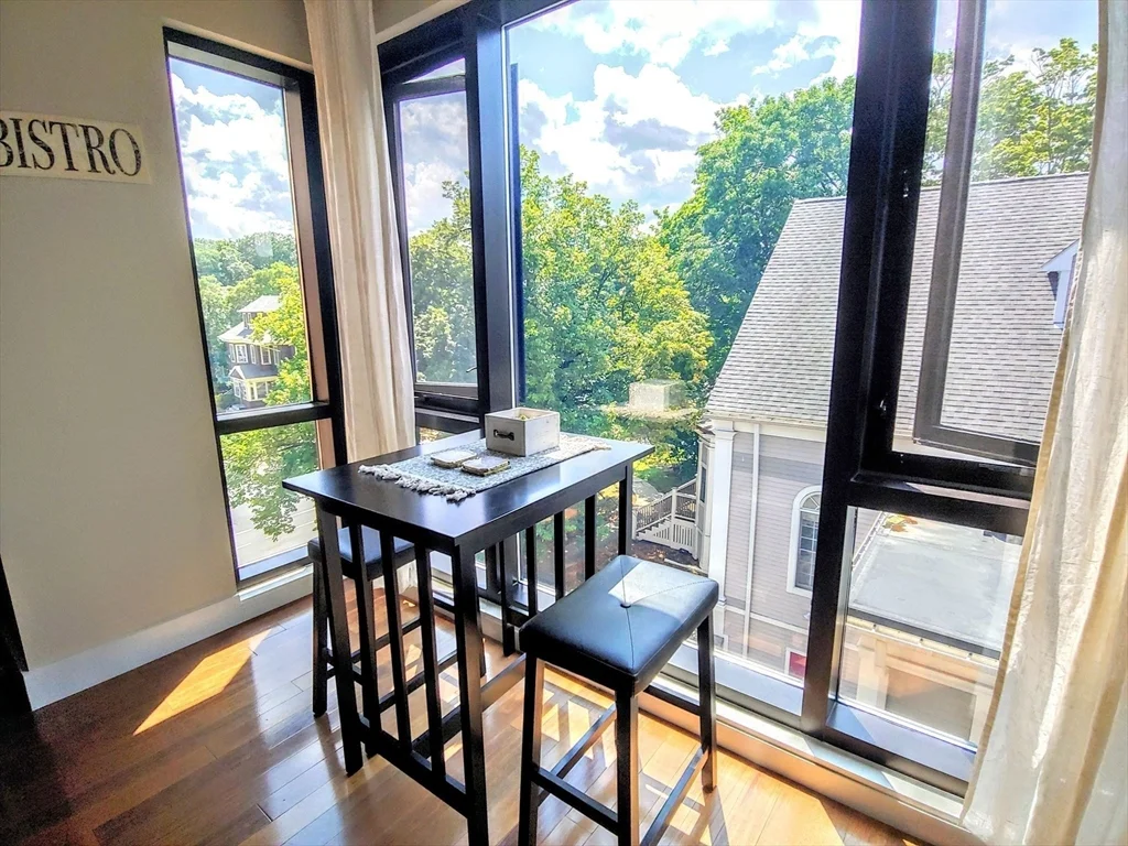 533 Cambridge St, Oak Square