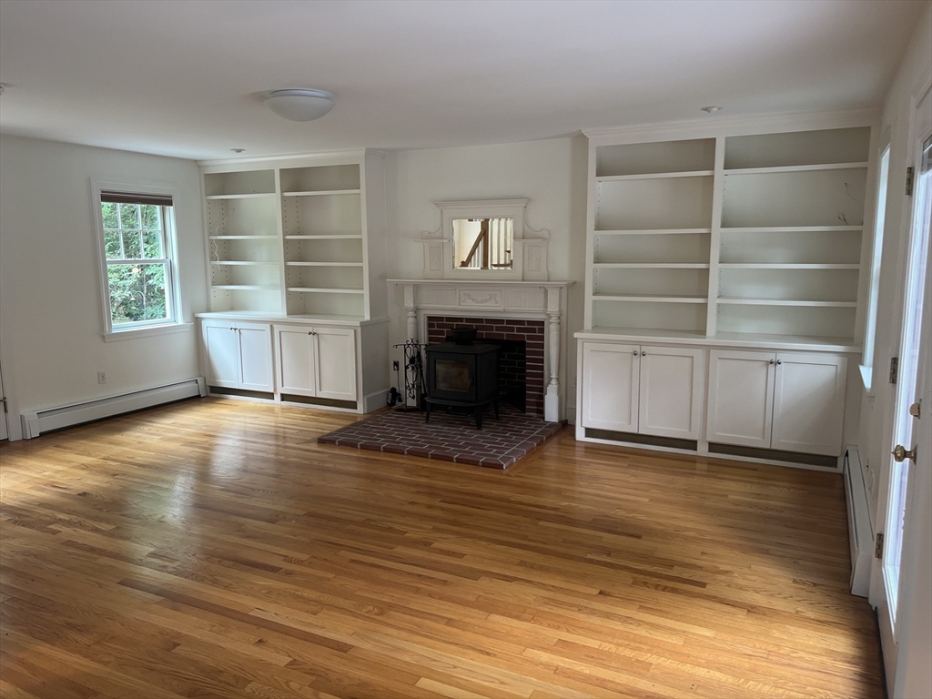 22 Warren Ln, Weston