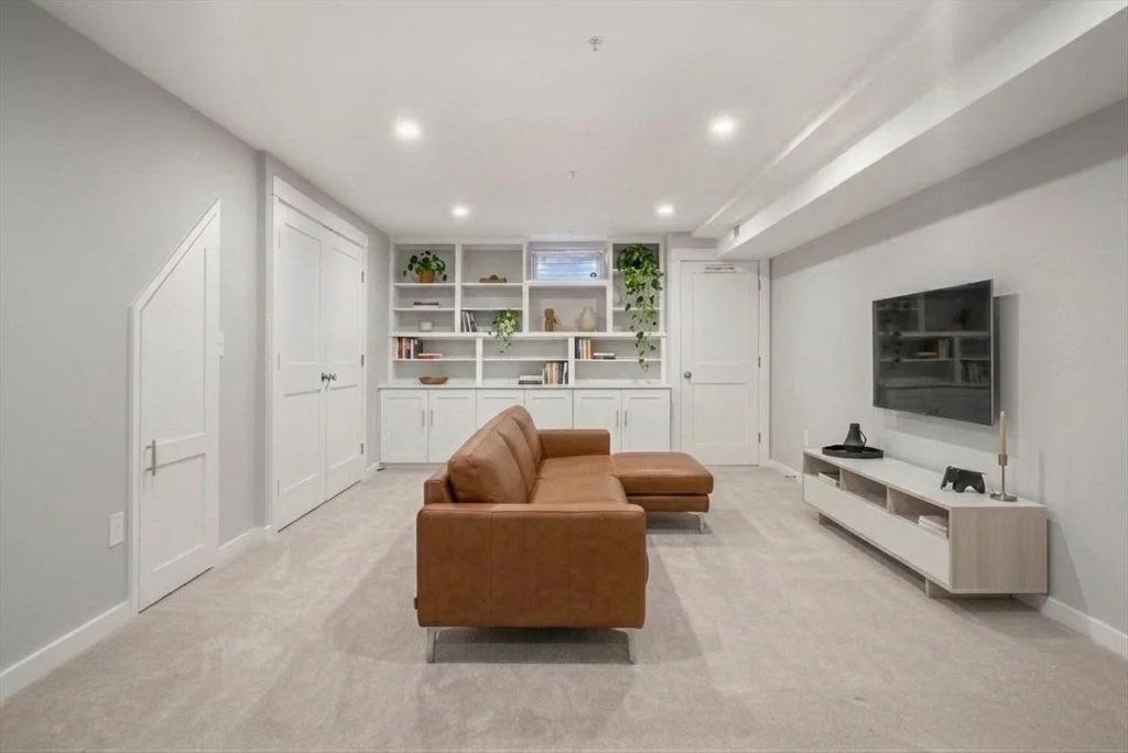 5 Atwood Sq, Jamaica Plain