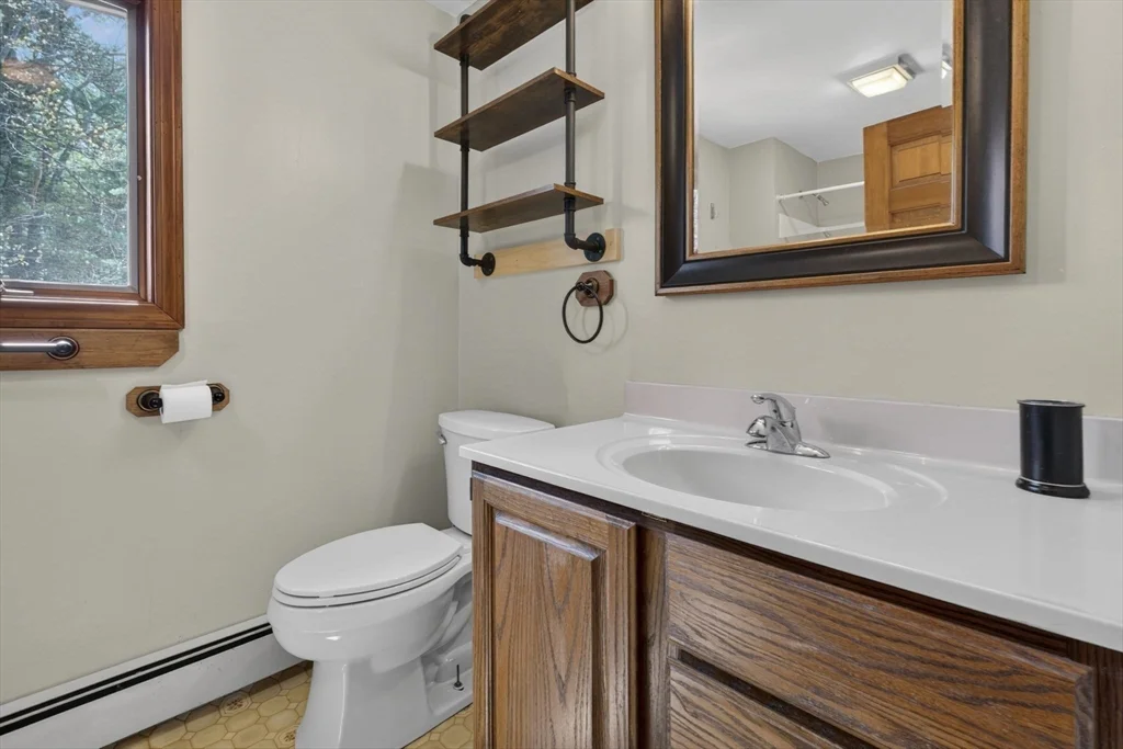 6 Pine Woods Rd, East Kingston