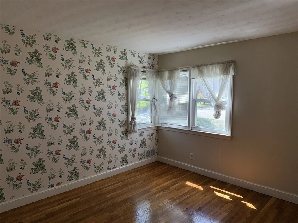 28 Robinhood Rd, Natick