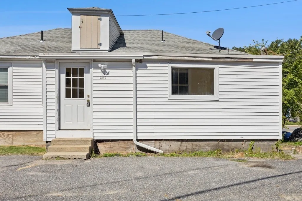 281C King, Northborough