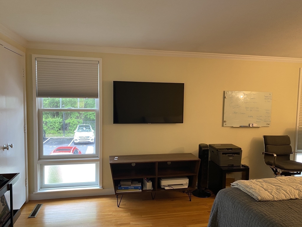 11 Oak St, Wellesley