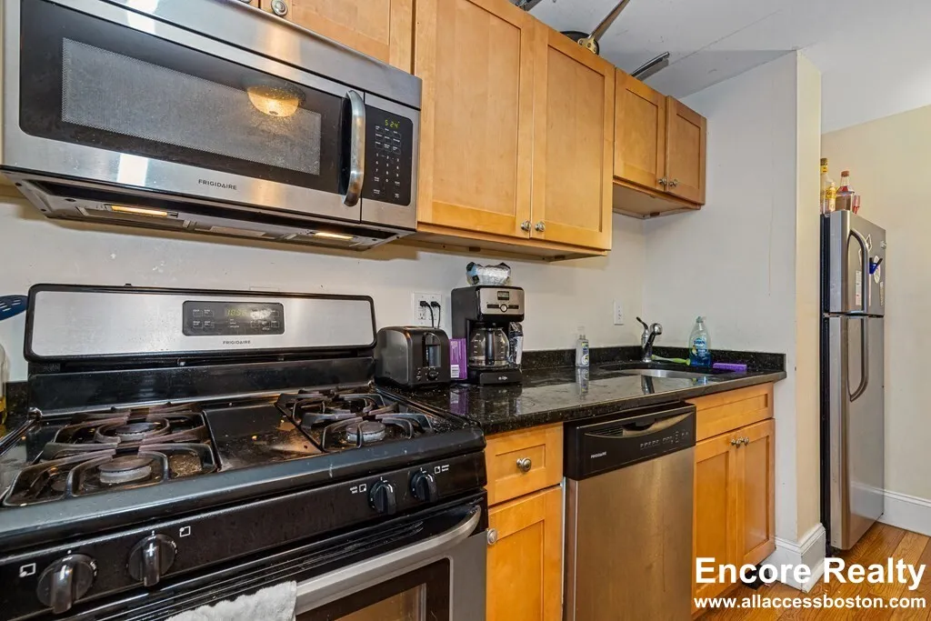 44 Hillside St, Mission Hill