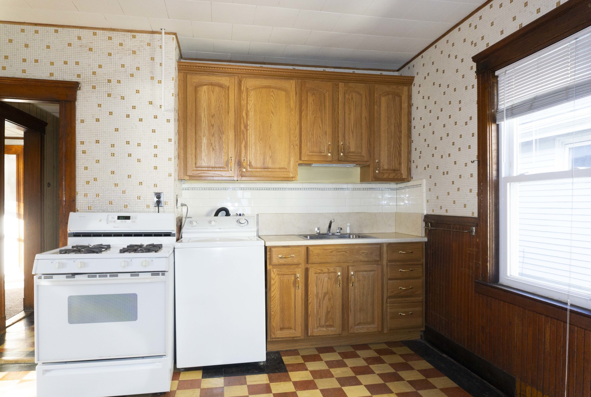3 bed, 1 bath apartment for rent at 472474 Western Ave Unit 472, Brighton — photo 2 of 6