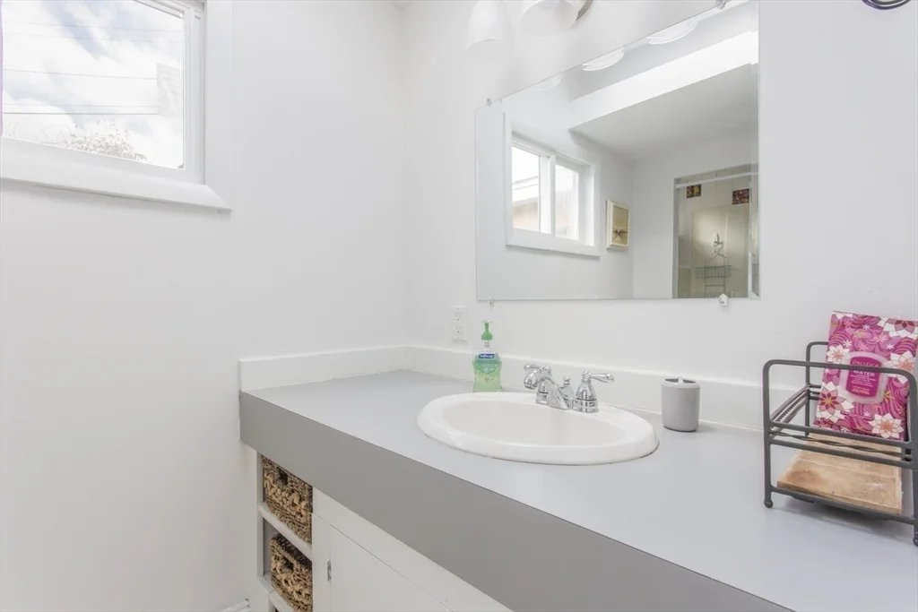 43 Bayview Rd, Great Neck