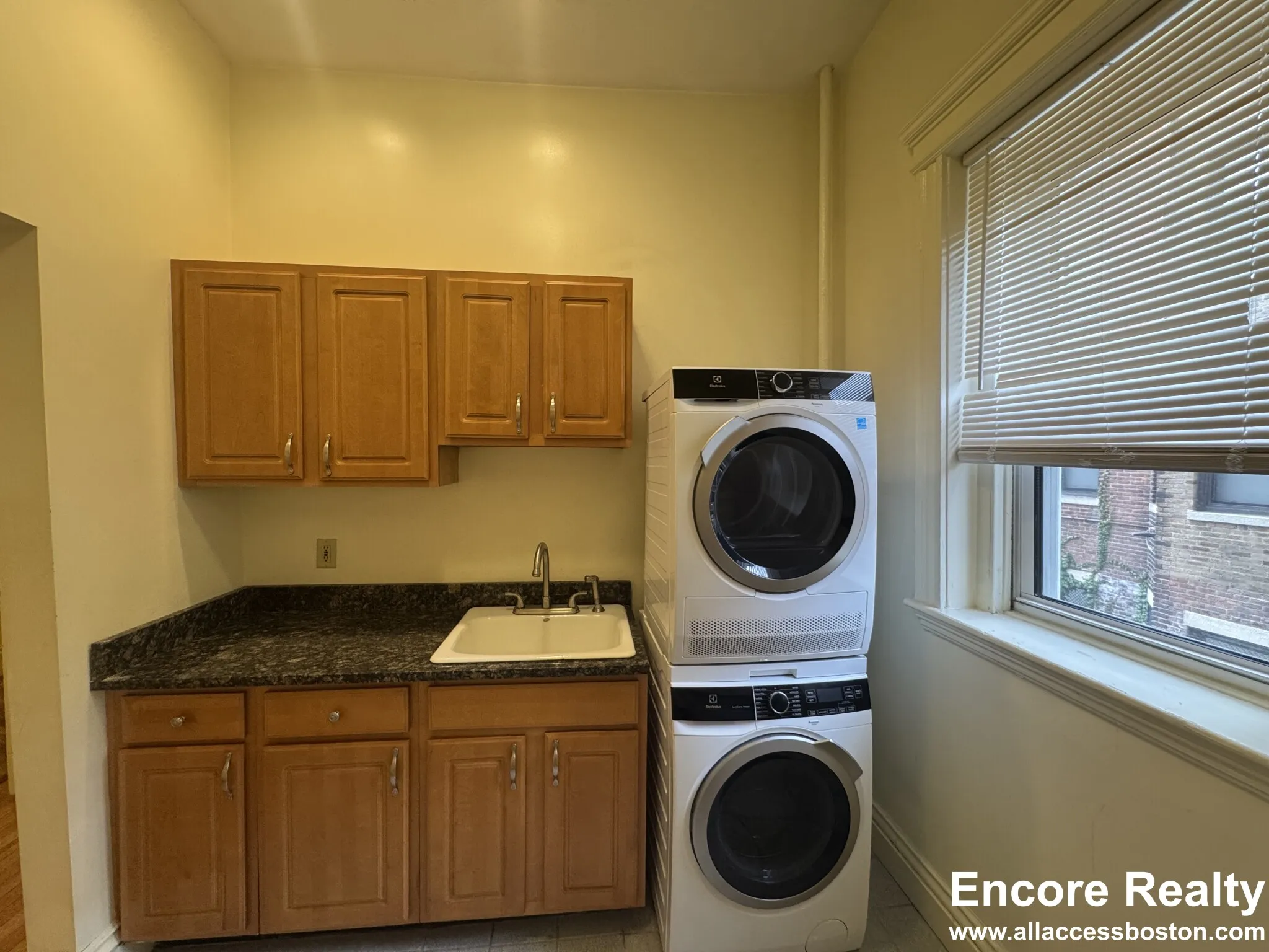 106 Queensberry St, Fenway